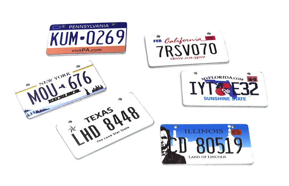 C33359 Realistic Medium License Plate 34x19mm Size Scale Model - 6 Pack - Image 1
